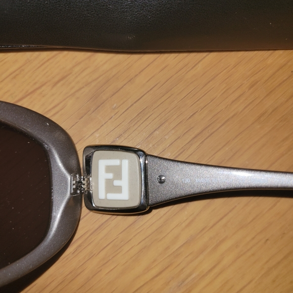 Fendi sunglasses and case - Picture 5 of 7
